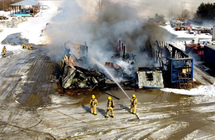Un incendie a complètement détruit un entrepôt de l’entreprise Excavations Tourville