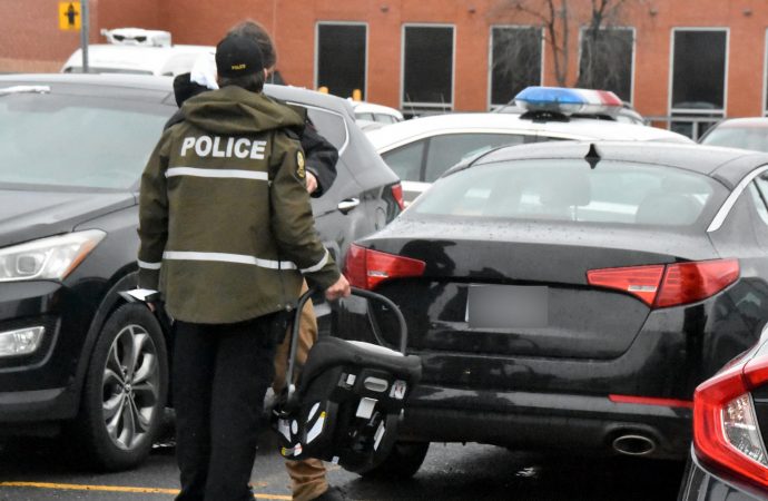 Un constat d’infraction pour avoir laissé un bambin seul dans une voiture à Drummondville