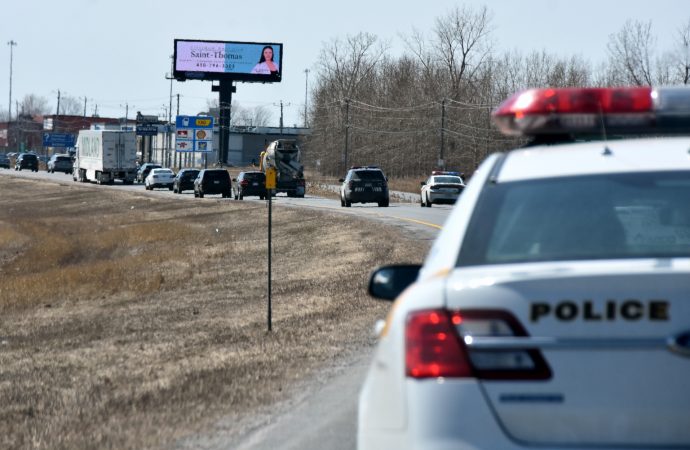 Poursuite policière – Un camionneur en fuite passe du Québec à l’Ontario sans être intercepté