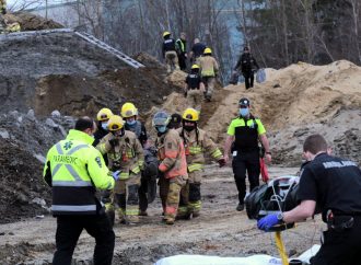 Opération d’urgence pour extirper un père et son fils enlisés dans la glaise à Drummondville