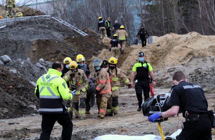 Opération d’urgence pour extirper un père et son fils enlisés dans la glaise à Drummondville