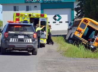 Sortie de route d’un autobus scolaire – Plus de peur que de mal pour une dizaine d’étudiants