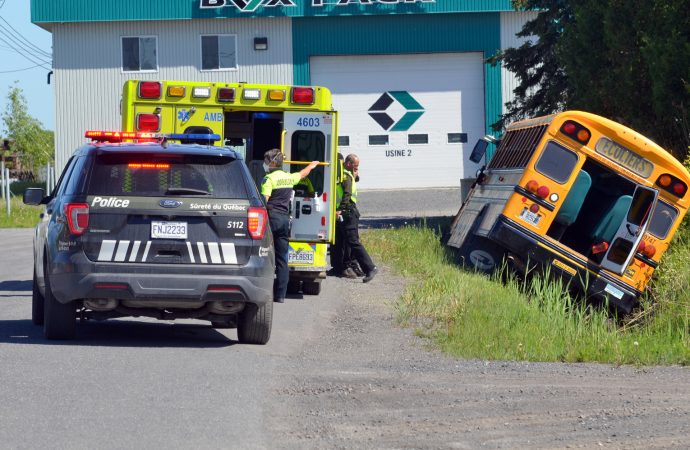 Sortie de route d’un autobus scolaire – Plus de peur que de mal pour une dizaine d’étudiants