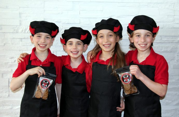 Quatre jeunes frères et soeur de Drummondville lancent l&rsquo;entreprise de biscuits Le diable à 4