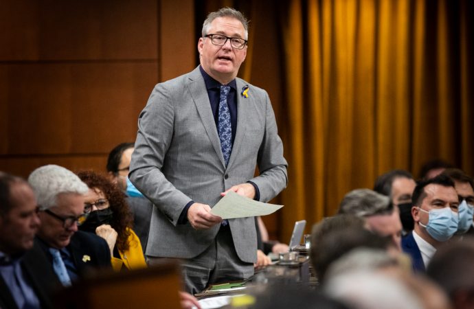 Hausse prioritaire des transferts fédéraux en santé : Le chantage financier d’Ottawa en santé est inadmissible dénonce le député de Drummond Martin Champoux