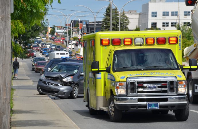 Une conductrice percute un poteau sur le boulevard Saint-Joseph
