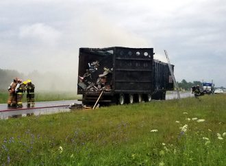 Un feu se déclenche dans un camion à ordures sur l’autoroute 20