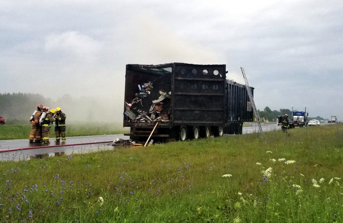 Un feu se déclenche dans un camion à ordures sur l’autoroute 20