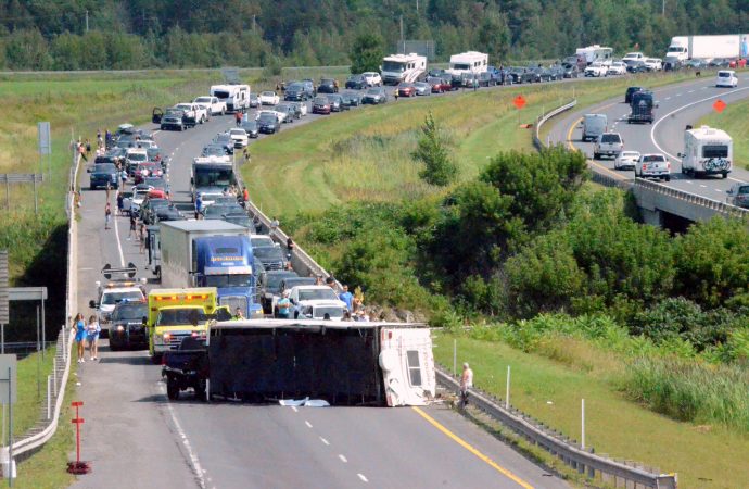 Un accident impliquant un campeur sur l’autoroute 20 Ouest occasionne un bouchon de 15 KM