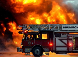 Vingt-Quatre pompiers ont travaillé près de quatre heures pour contrôler un incendie d’entrepôt à Drummondville