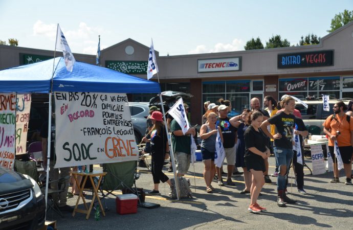 En grève depuis le 29 mai dernier : Les employés de la SQDC manifestent bruyamment aujourd’hui à Drummondville