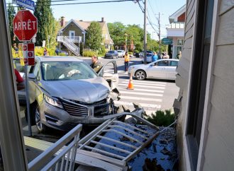 Violente collision – Deux véhicules percutent une résidence à Drummondville