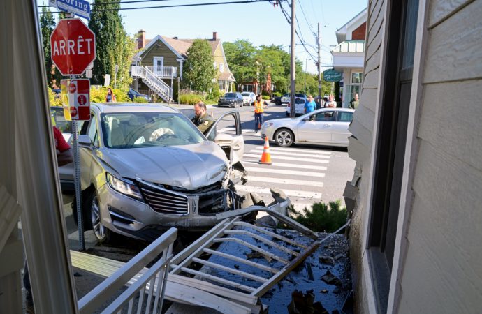 Violente collision – Deux véhicules percutent une résidence à Drummondville