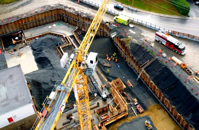 Un travailleur évacué par voie aérienne après une chute sur un chantier de construction à Drummondville