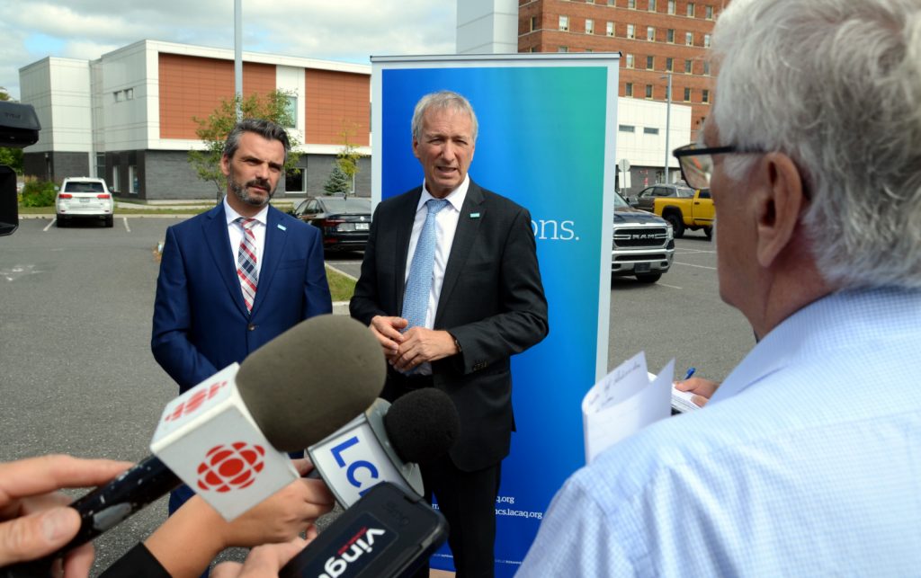 André Lamontagne et Sébastien Schneeberger, M. René Roux, médecin interniste a la retraire © Crédit photo Eric Beaupré Vingt55. Tous droits réservés (8)