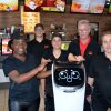 Pénurie de main-d’œuvre : Chez Louis Poulet et Pizza déploie sa nouvelle escouade de service, des robots serveurs !