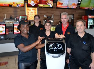 Pénurie de main-d’œuvre : Chez Louis Poulet et Pizza déploie sa nouvelle escouade de service, des robots serveurs !