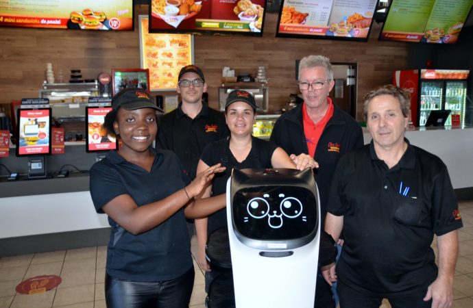 Pénurie de main-d’œuvre : Chez Louis Poulet et Pizza déploie sa nouvelle escouade de service, des robots serveurs !