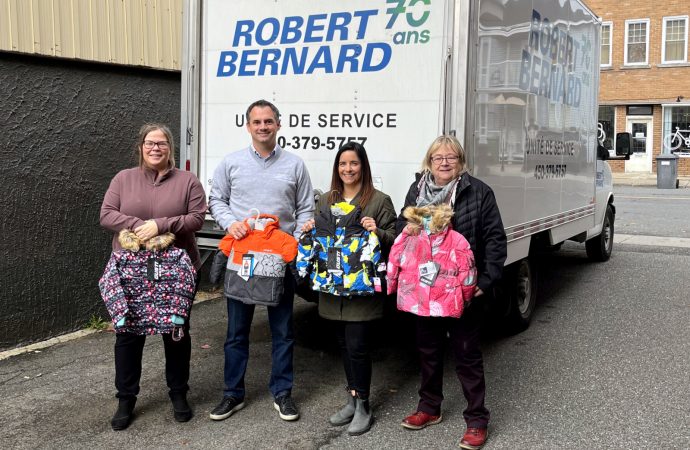 Robert Bernard remet plus de 1 100 habits de neige aux familles dans le besoin dans le cadre de la 5e édition de sa campagne annuelle