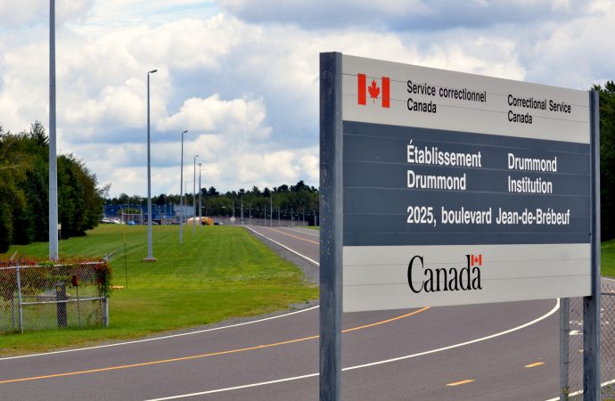 Objets interdits et stupéfiants venus du ciel : près d’un quart de million de dollars interceptés au centre de détention de Drummondville