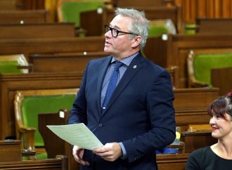 Le député Martin Champoux dépose son mémoire en opposition au redécoupage électoral du comté de Drummond