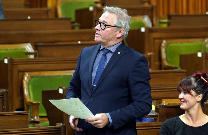 Le député Martin Champoux dépose son mémoire en opposition au redécoupage électoral du comté de Drummond