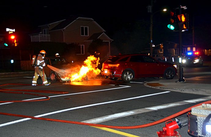 Un véhicule prend feu après un accident à Drummondville