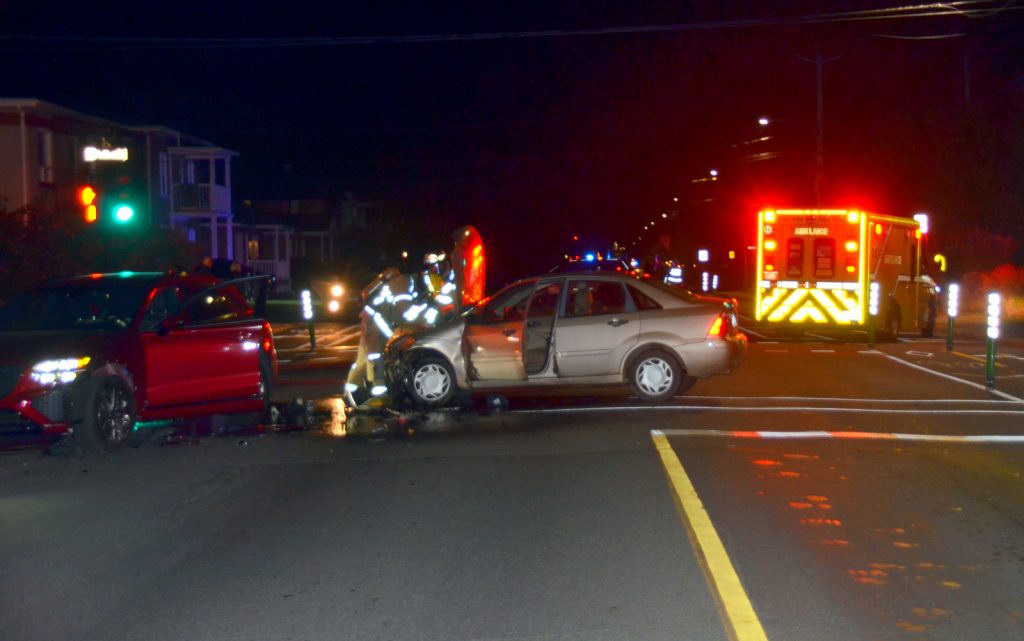 Un véhicule prend feu après un accident à Drummondville © Crédit photo Eric Beaupré Vingt55. Tous droits réservés (5)