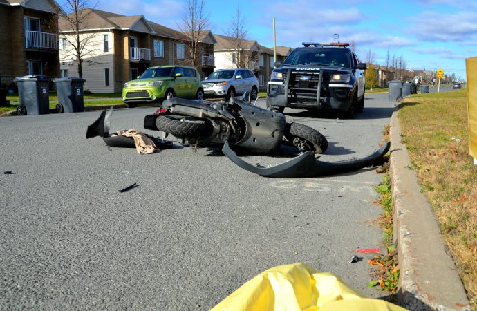Un adolescent blessé dans une violente collision entre un scooter et un véhicule à Drummondville