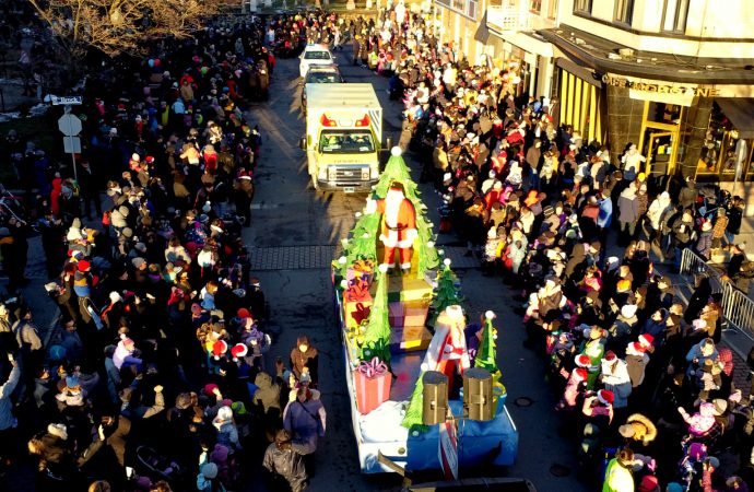 Un défilé réussi pour le grand retour du Père Noël dans les rues de Drummondville!