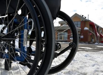 Pénurie de personnel : une femme handicapée et en fauteuil roulant passe la nuit à l’hôtel…dehors