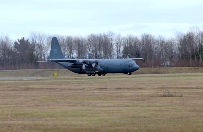 Des parachutistes et un Lockheed C-130H dans le ciel de Drummondville