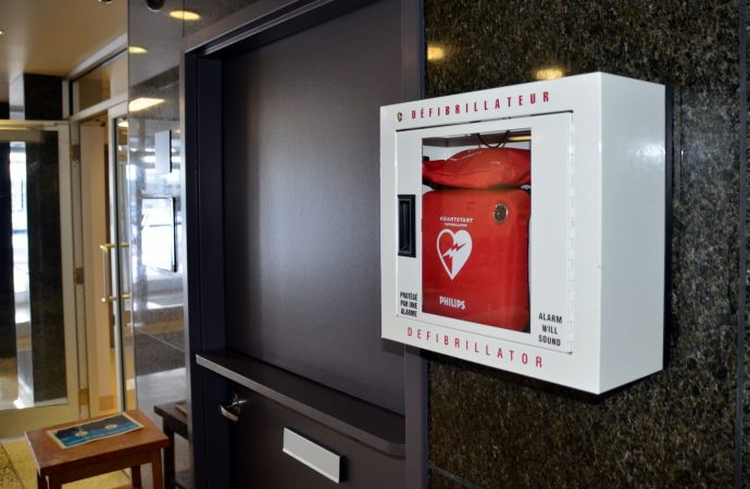 Projet pilote afin de sauver plus de vie : Québec met 100 défibrillateurs externes automatisés à la disposition de la population