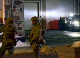 L’homme en crise suspecté d’un vol qualifié est arrêté par le G.I de la Sûreté du Québec