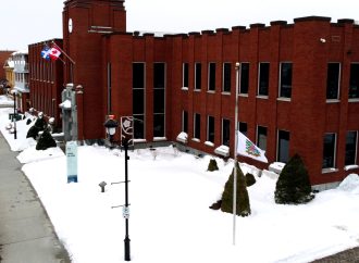 La Ville de Drummondville met son drapeau en berne en hommage aux victimes de la tragédie de Laval