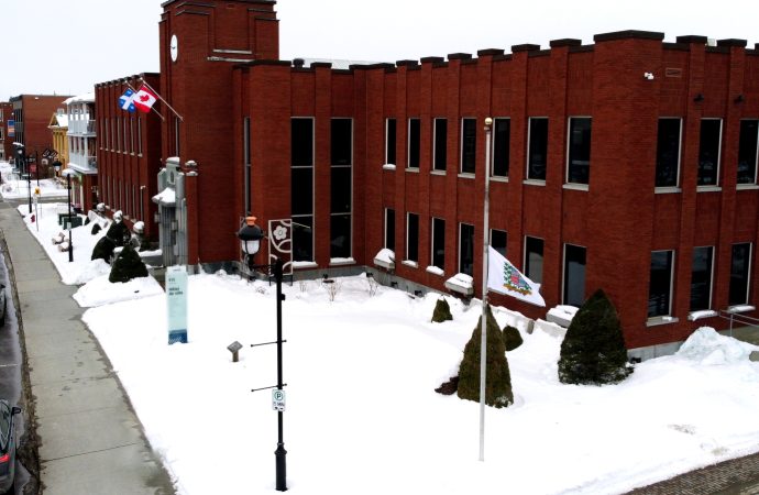 La Ville de Drummondville met son drapeau en berne en hommage aux victimes de la tragédie de Laval