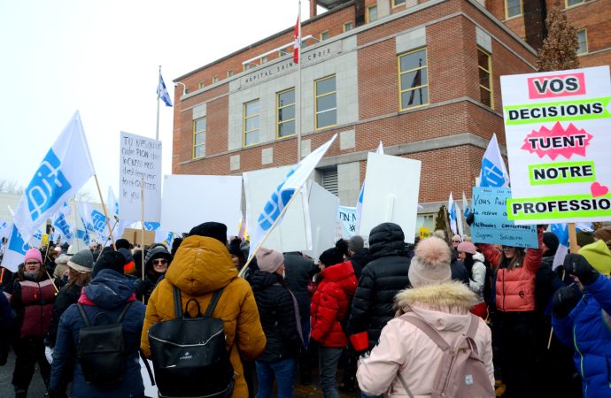 Des centaines de professionnelles en soins du CIUSSS MCQ manifestent devant l’hôpital Sainte-Croix de Drummondville pour faire entendre raison à leur employeur