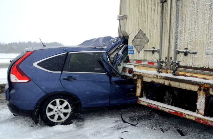 Violente collision : un conducteur et sa famille s’encastre dans une semi-remorque près de Drummondville