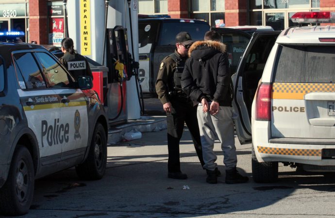 Quatre suspects arrêtés par la SQ au terme d’une tentative de vol de véhicule au Super C de Drummondville