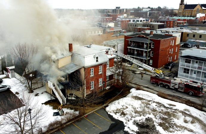 Un incendie a lourdement endommagé un immeuble situé sur la rue Loring à Drummondville.