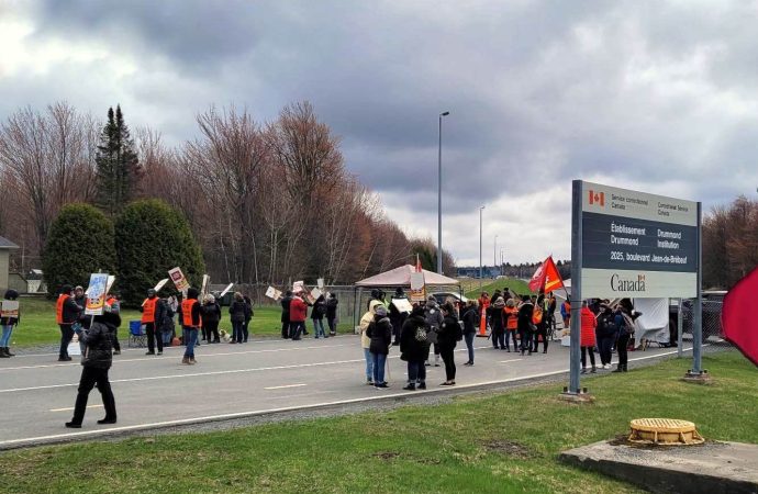 À Drummondville comme partout au pays, plus de 155 000 fonctionnaires fédéraux sont en grève depuis minuit
