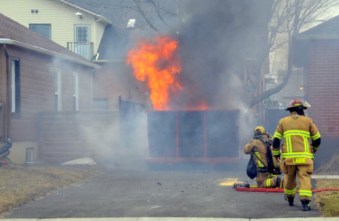 Les pompiers maîtrisent un incendie qui menaçait de se propager à deux résidences à Drummondville