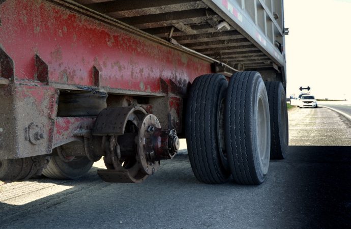 Accident : un camionneur perd une paire de roue sur l’autoroute 20
