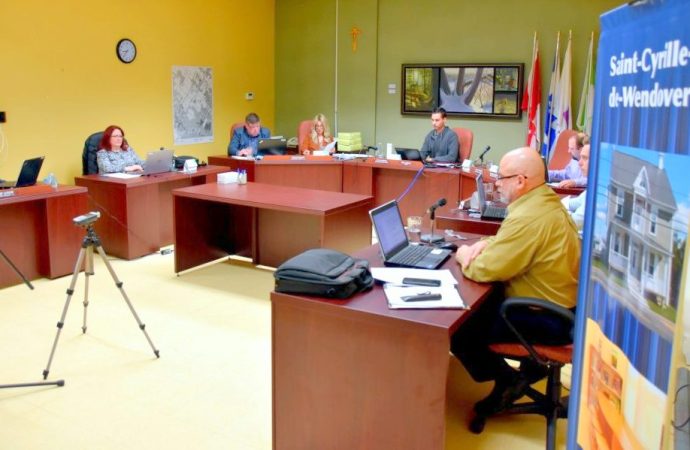 Conseil municipal : le maire de St-Cyrille-de-Wendover Éric Leroux recoit un vote de confiance unanime