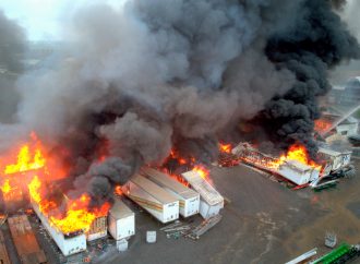 Plus d’une soixantaine de pompiers combattent un incendie majeur à Sainte-Brigitte-des-Saults