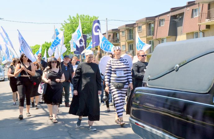 Marche funèbre à Drummondville : les professionnelles dénoncent les décisions jugées irrespectueuses et dangereuses du CIUSSS MCQ
