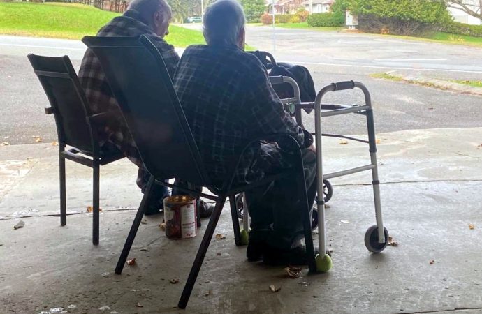Rapport de la série Bien vieillir chez soi : le rapport sur les soins et services à domicile confirme que les besoins sont loin d’être comblés