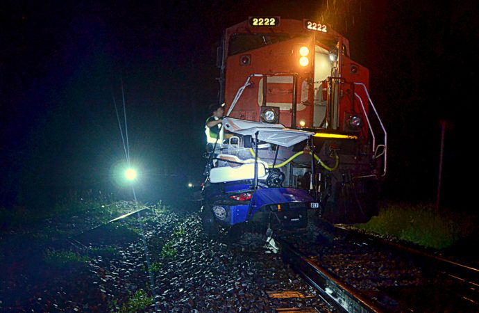 Violente collision entre une voiturette de golf et un train la nuit dernière