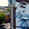 Deux artistes qui n’ont pas froid aux yeux ont débuté l’impressionnante murale hommage à Rita Letendre au centre-ville de Drummondville