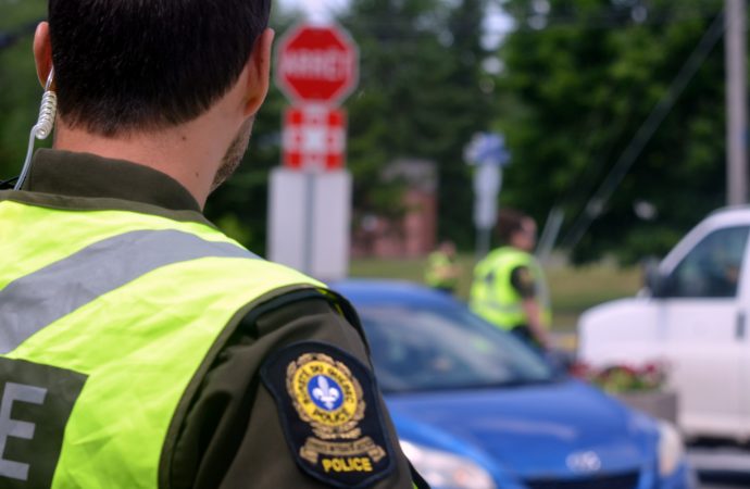 Opération sécurité routière à Drummondville : utilisation du cellulaire au volant, non-port de la ceinture et excès de vitesse, les infractions sont nombreuses